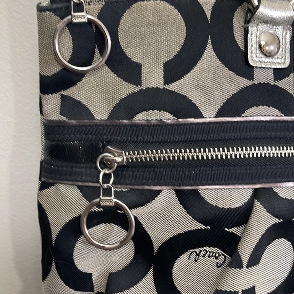 Lost in the 🔥 Coach Poppy Op Art Signature Tote - Picture 3 of 12